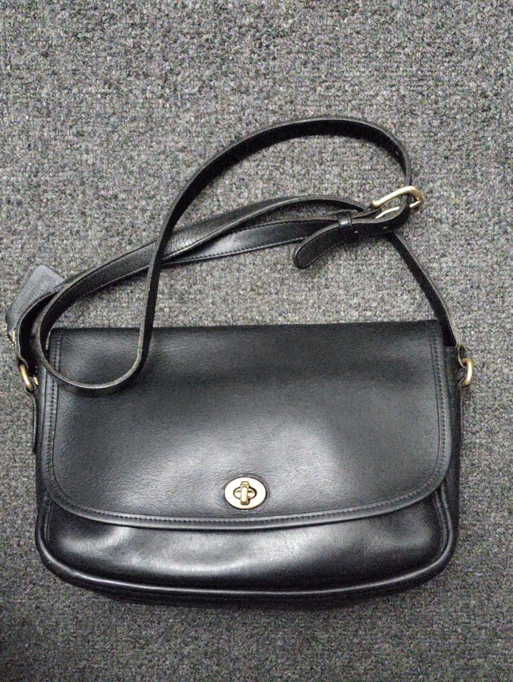 Vintage Coach "City Bag" Black Leather Crossbody #9790